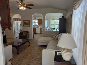 Téléviseur connecté, lecteur de DVD, sélection de films