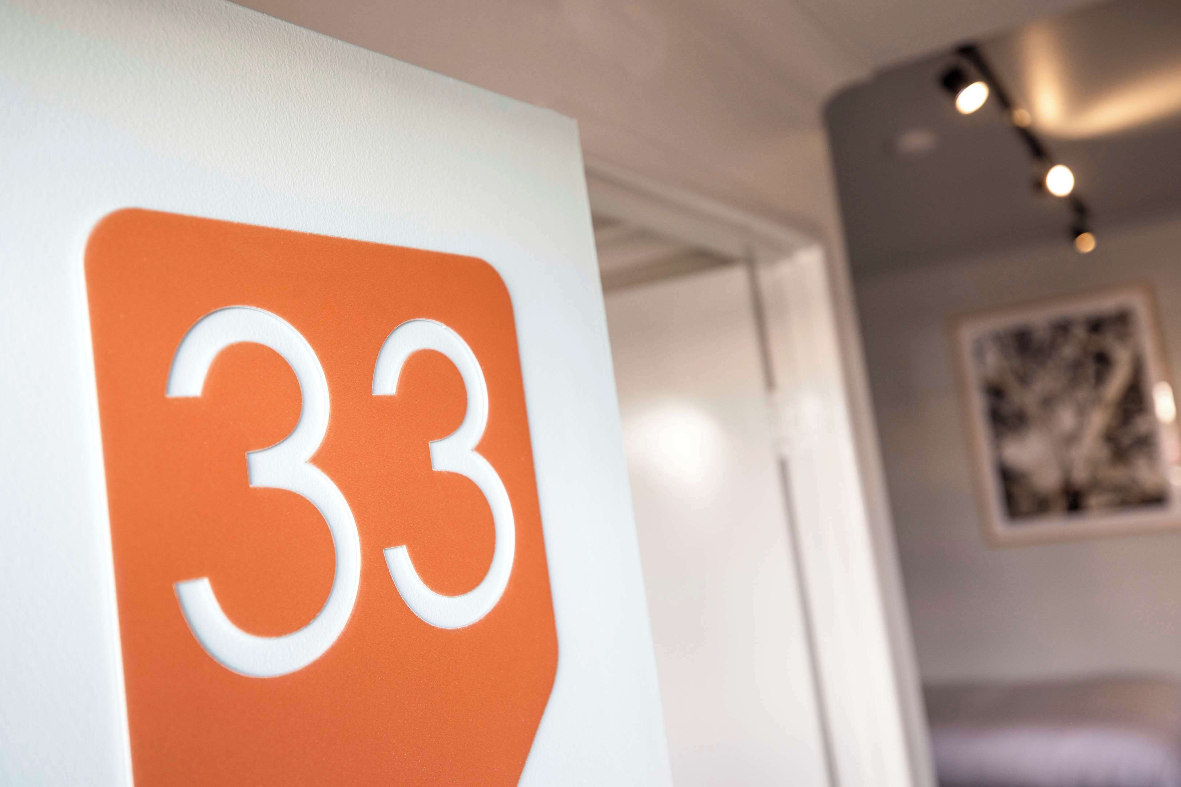 Un gros plan d’un panneau indiquant le numéro 33.