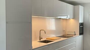 Frigorífico, microondas, horno y placa de cocina
