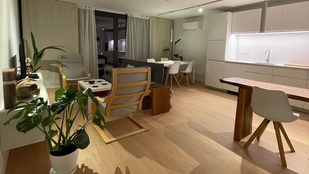 A modern living room with a dining area and a kitchen. - L Estartit: Apartment/ flat - L''ESTARTIT (L'ESTARTIT)