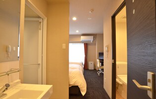 Bañera y ducha independientes y artículos de higiene personal gratuitos