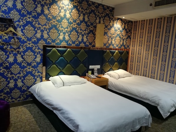 Deluxe Twin Room | Desk, blackout curtains, free WiFi
