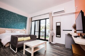 Superior Double Room, Balcony | Desk, blackout drapes, free WiFi - Cimei Inn (Hengchun)