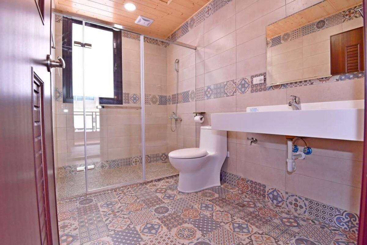 Un baño con ducha, inodoro y lavabo.