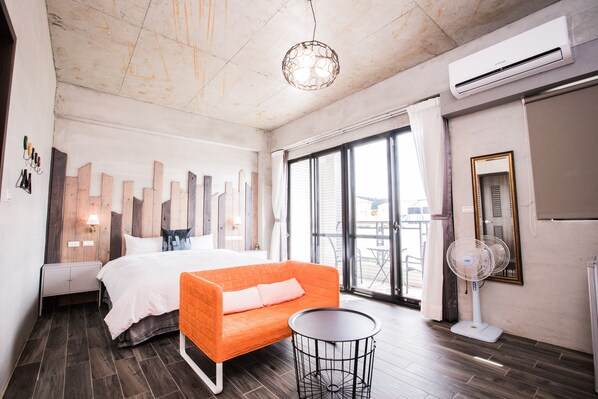 Escritorio, cortinas blackout y wifi gratis