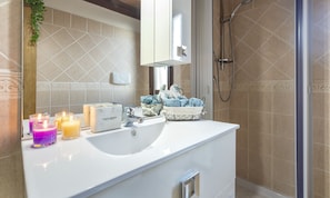 Bruser, hårtørrer, bidet, håndklæder
