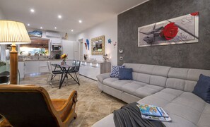 Smart-tv, bordsfotboll, ett bordtennisbord och böcker