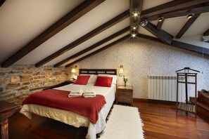 3 bedrooms, desk, iron/ironing board, travel crib