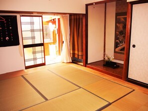 Een traditionele Japanse kamer met tatami vloeren, schuifdeuren en een shoji scherm.