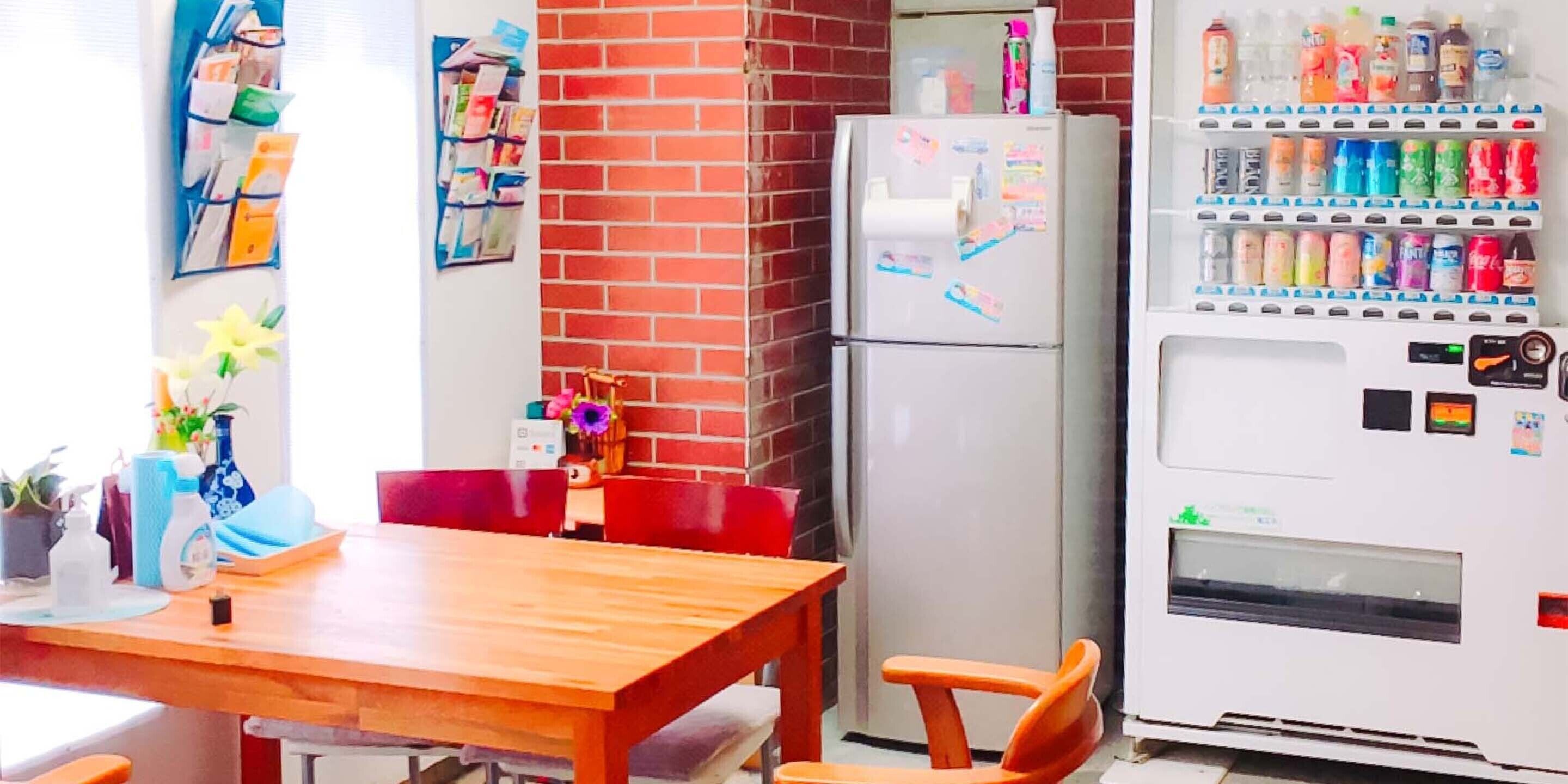 Refrigerador, microondas, placa de cocina, arrocera