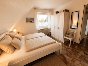 2 bedrooms, in-room safe, iron/ironing board, free WiFi