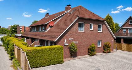 Top vacation home,7 p.,sauna,2 baths,WLAN,fireplace,beach kitchen,terrace,dog,playground