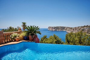 A swimming pool with a view of the sea and cliffs. - Large accommodation on Mallorca with pool and sea views (Villa PEKA) (Andratx)