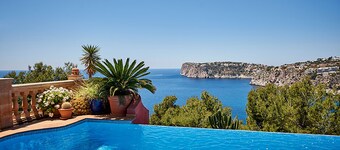Large accommodation on Mallorca with pool and sea views (Villa PEKA)