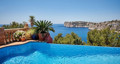 Large accommodation on Mallorca with pool and sea views (Villa PEKA)
