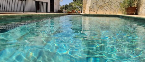 Una piscina al aire libre, una piscina climatizada