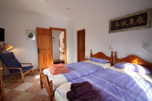 4 soverom, skrivebord, strykejern/-brett og reiseseng for barn
