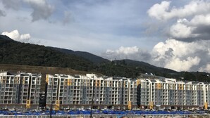 A multi-story hotel with a modern architectural design, featuring balconies and large windows. - Misty Forest II - 9 Pax Next To Night Market (Tanah Rata)
