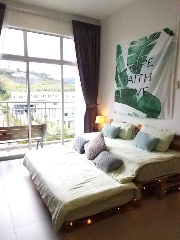 Familieleilighet, 2 soverom | Oppholdsområde | LED-TV