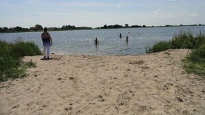 A sandy beach with a calm lake. - The best time on the largest island of Germany enjoy. (Ummanz/Waase)