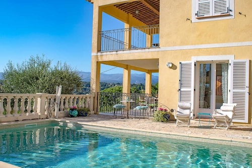 Spacious Apartment with Heated Pool & Parking