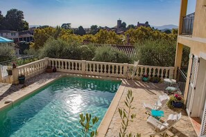 A heated pool - Spacious Apartment with Heated Pool & Parking (Montauroux)