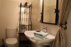 Bathtub, towels - Spacious Apartment with Heated Pool & Parking (Montauroux)