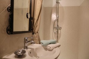 Bathtub, towels - Spacious Apartment with Heated Pool & Parking (Montauroux)