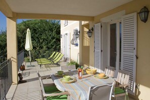 Outdoor dining - Spacious Apartment with Heated Pool & Parking (Montauroux)