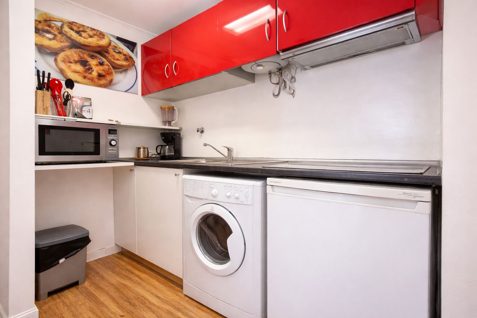 Køleskab, mikrobølgeovn, ovn, kogeplade