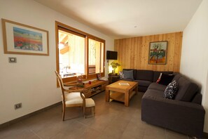 Smart-TV, DVD-spiller, bøker og musikkbibliotek