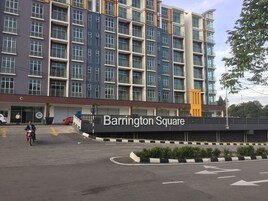 Un edificio a più piani con un cartello che riporta la scritta "Barrington Square".