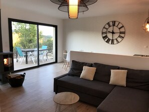 Smart-TV, Kamin, Bücher