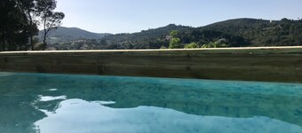 Contemporary comfortable & warm cottage in the heart of nature. Great view. SWIMMING POOL