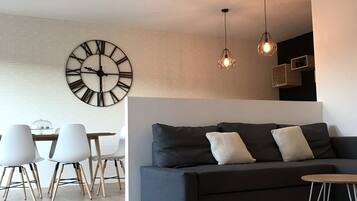 TV connectée, cheminée, livres