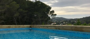 Contemporary comfortable & warm cottage in the heart of nature. Great view. SWIMMING POOL