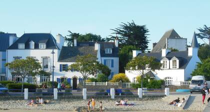 SITUATION EXCEPTIONNELLE AU COEUR DE LOCQUIREC, PIEDS DANS L'EAU, haut standing