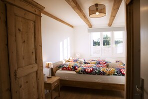 9 bedrooms, iron/ironing board, WiFi, bed sheets
