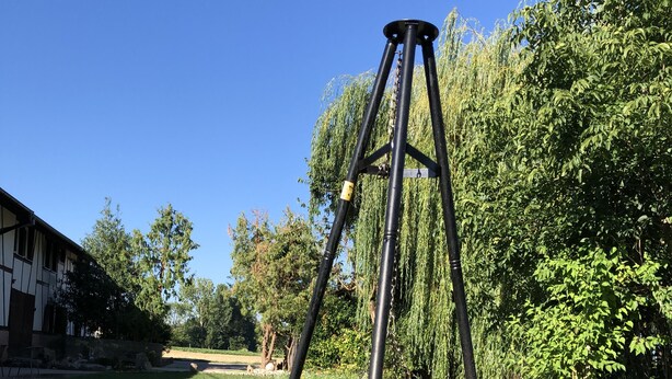 A swing set in a grassy yard with a house in the background. - Domaine des 4 roses -SPA - Heated swimming pool- SPA 17 minutes from Strasbourg (Furdenheim)