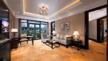 Deluxe Suite | Living room | TV
