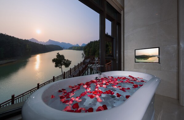 Classic Suite | Deep soaking bathtub - New Century Hotel Guian Guizhou (Anshun)