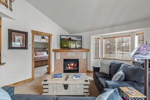 Älytelevisio, takka, DVD-soitin, stereot