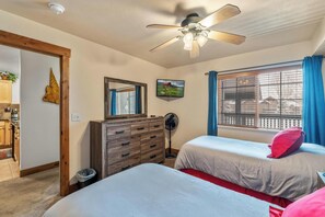 2 bedrooms, memory foam beds, iron/ironing board, free WiFi - Direct Unit Access,  Garage, 2 decks, Weber BBQ, Surround Sound Home Theater (Steamboat Springs)