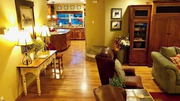 Smart TV, lareira, livros, aparelho de som