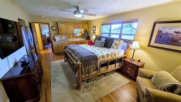 7 bedrooms, desk, iron/ironing board, travel crib