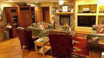 Smart-tv, eldstad, böcker och en stereo