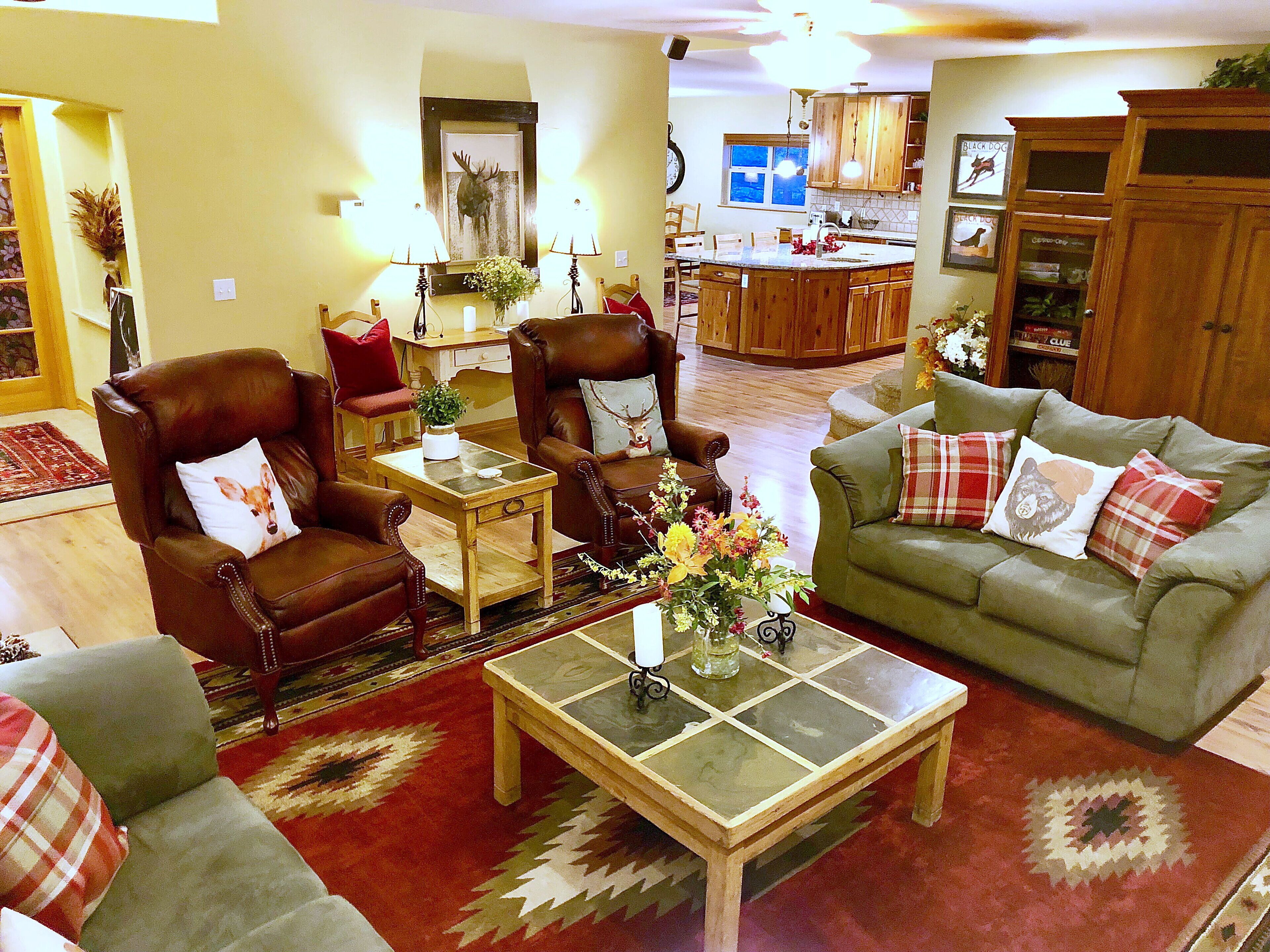 Smart TV, fireplace, books, stereo