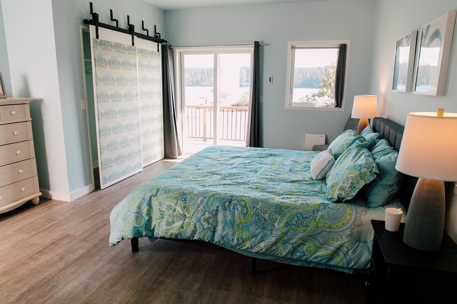 4 slaapkamers, een strijkplank/strijkijzer, reisbedje, gratis wifi