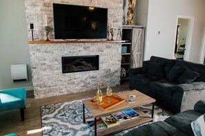 Smart-TV, Kamin, DVD-Player, Tischtennisplatte