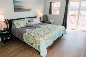 4 bedrooms, iron/ironing board, travel crib, free WiFi -   Custom Waterfront Home near Roche Harbor. Just cancelled: July 5-11 available. (Friday Harbor)